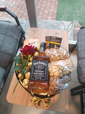 Centilmen Keyfi Premium Viski ve Kırmızı Gül Hediye Kutusu